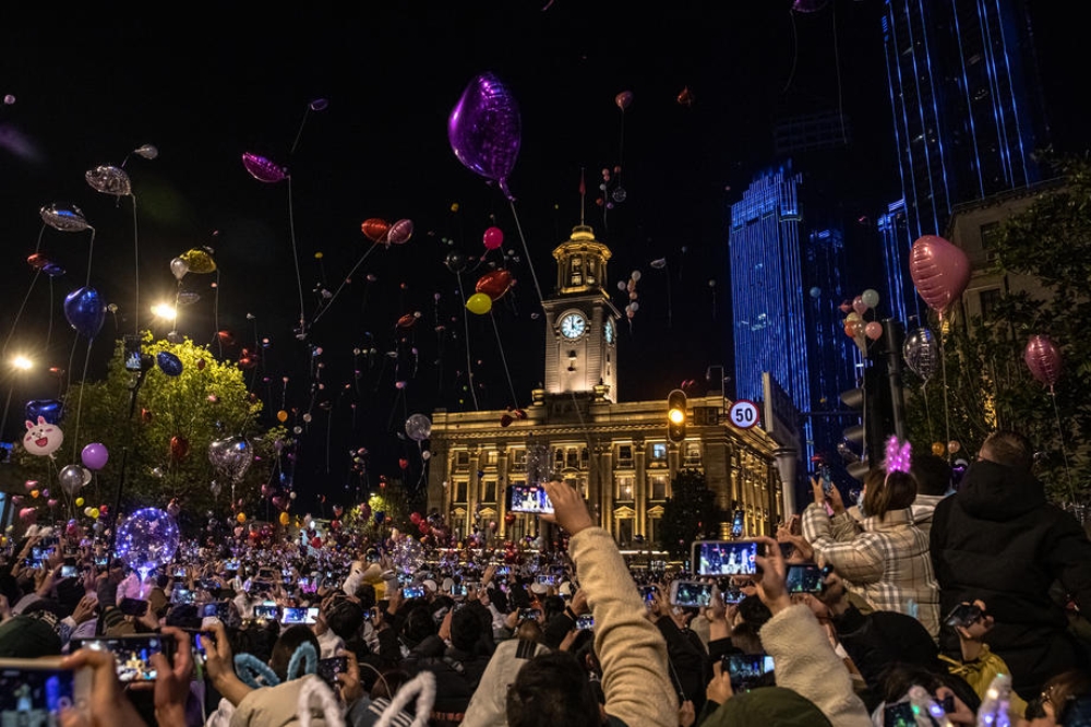 Covid-19’un ilk ortaya çıktığı Wuhan’da halk yılbaşında kent merkezini doldurdu