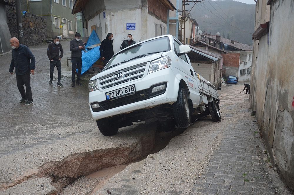 Çukura düşen kamyonet şaha kalktı