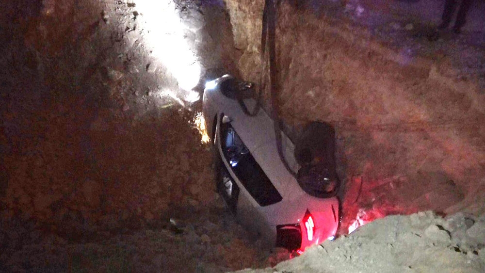 Çukura düşen otomobildeki 3 kişi yaralandı