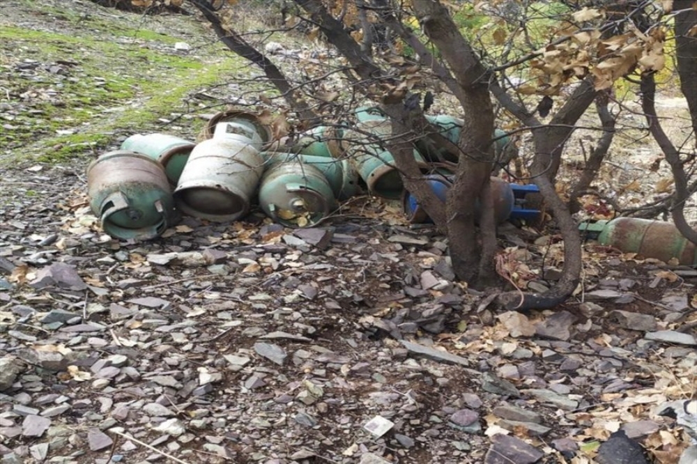 Çukurca’da terör örgütü PKK’ya ait silah, mühimmat ve yaşam malzemeleri ele geçirildi