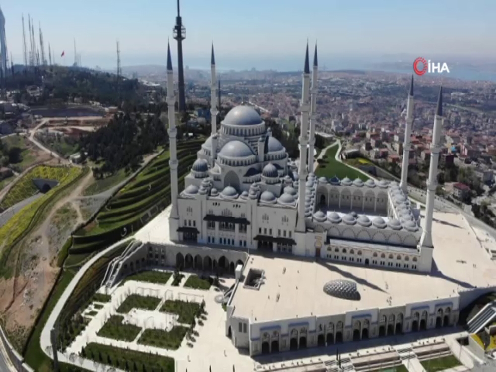 Cuma gününde sessizliğe bürünen Büyük Çamlıca Camisi havadan görüntülendi