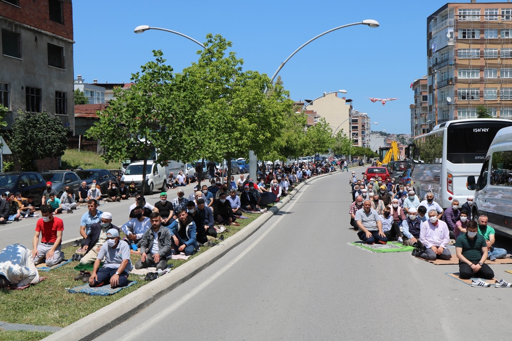 Cuma namazında avlular doldu, cemaat yollara taştı