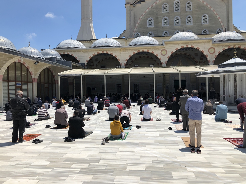 Cuma namazında vatandaşlar camilere akın etti