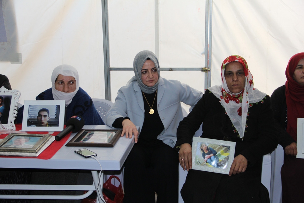 Cumhurbaşkanı Başdanışmanı Orhan’dan evlat nöbetindeki annelere ziyaret