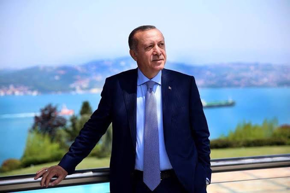 Cumhurbaşkanı Erdoğan, 120 yaşında korona virüsü yenen Menica nine ile görüştü