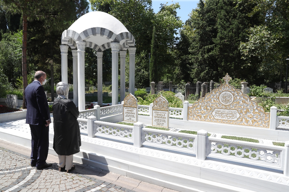 Cumhurbaşkanı Erdoğan anne ve babasının kabrini ziyaret etti