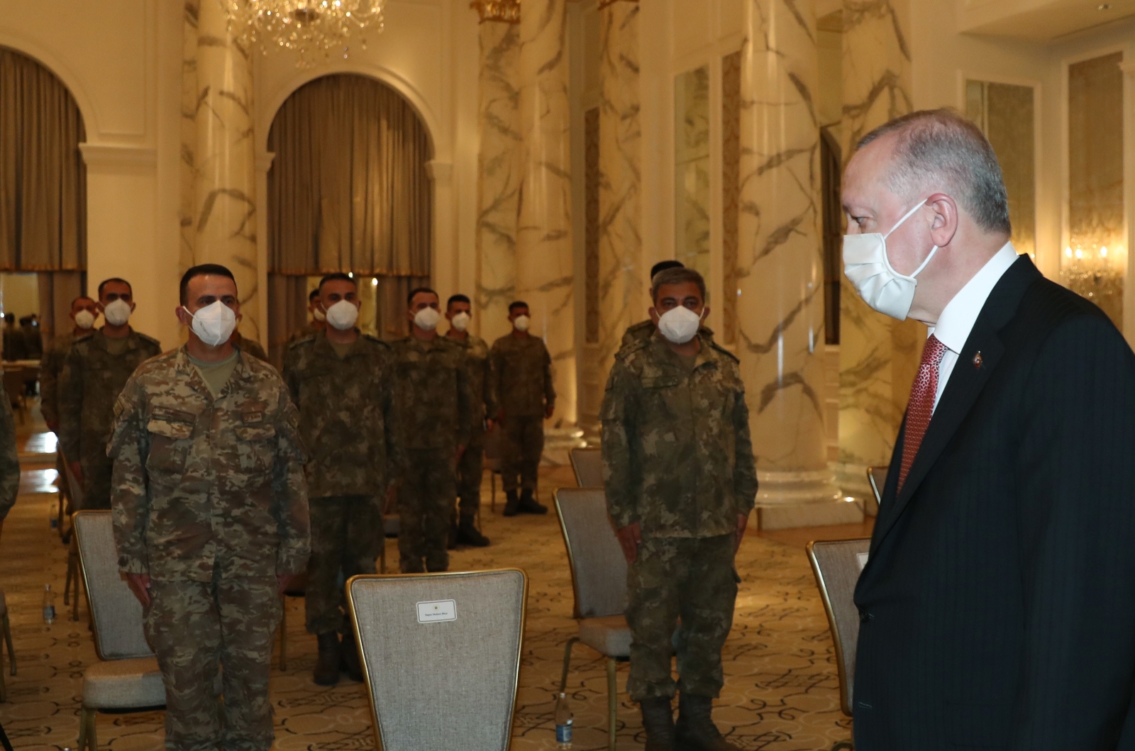 Cumhurbaşkanı Erdoğan, Azerbaycan Görev Grubu’ndaki askerlerle bir araya geldi