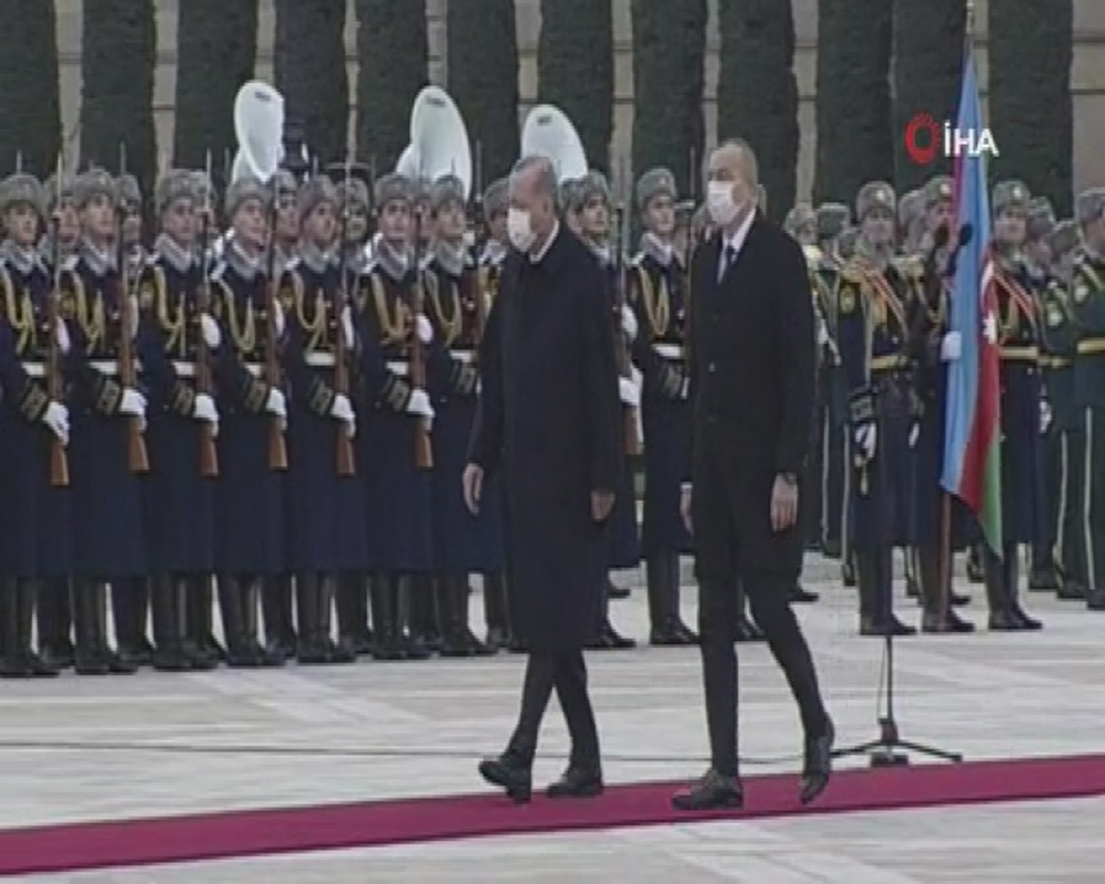Cumhurbaşkanı Erdoğan, Bakü’de Aliyev tarafından resmi törenle karşılandı