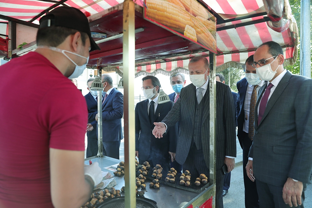 Cumhurbaşkanı Erdoğan Beşiktaş’ta kestane alıp minik çocuğa ikram etti