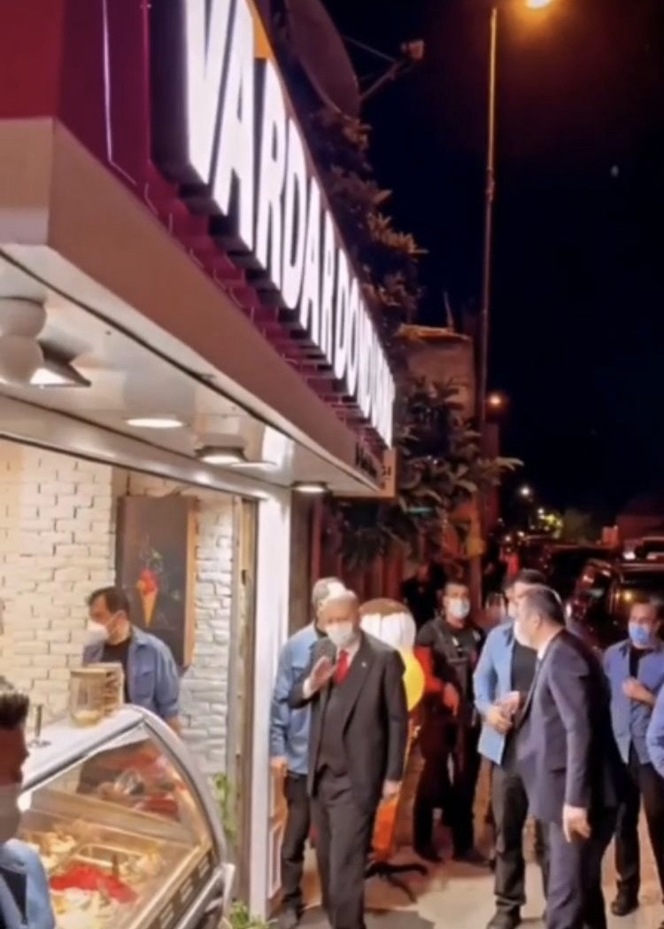 Cumhurbaşkanı Erdoğan, Beylerbeyi’nde dondurmacıya uğradı