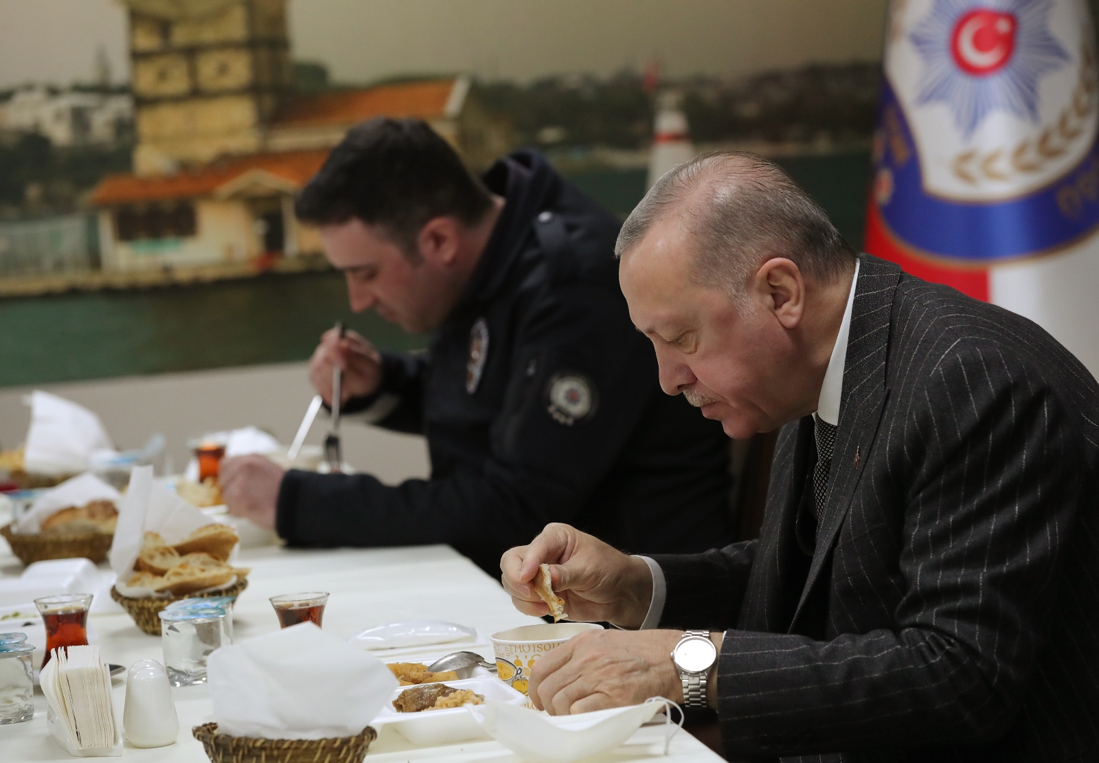 Cumhurbaşkanı Erdoğan, Çengelköy Polis Merkezi’nde iftar yaptı