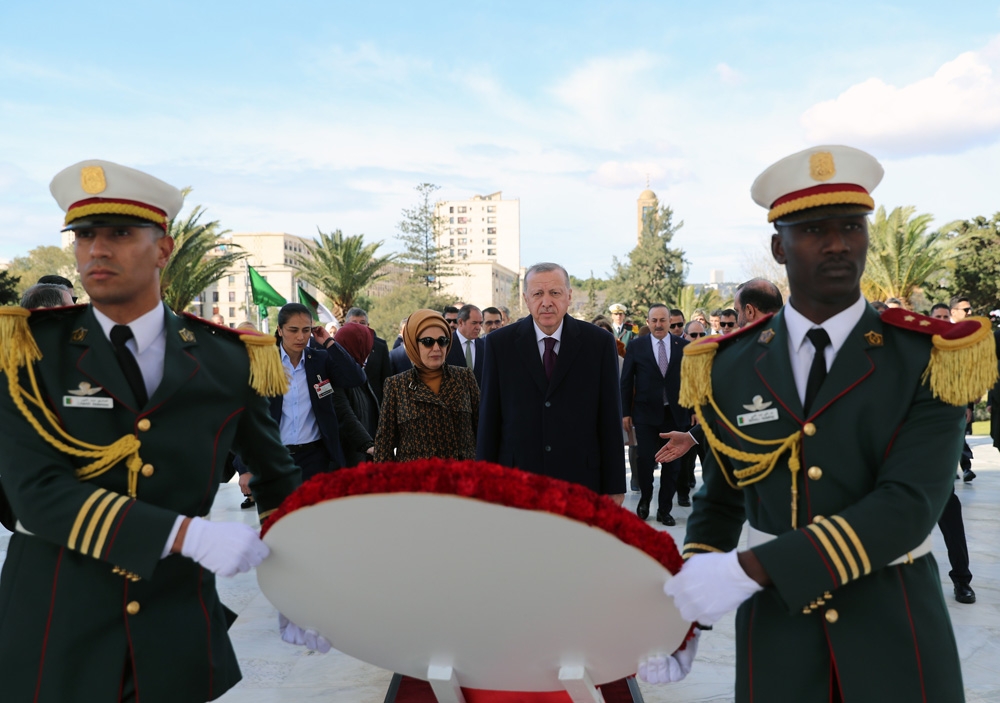 Cumhurbaşkanı Erdoğan Cezayir’de Şehitler Abidesi’ni ziyaret etti