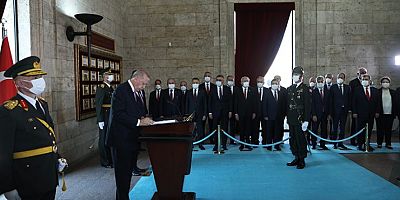 Cumhurbaşkanı Erdoğan'dan  Anıtkabir'de  anlamlı mesaj 