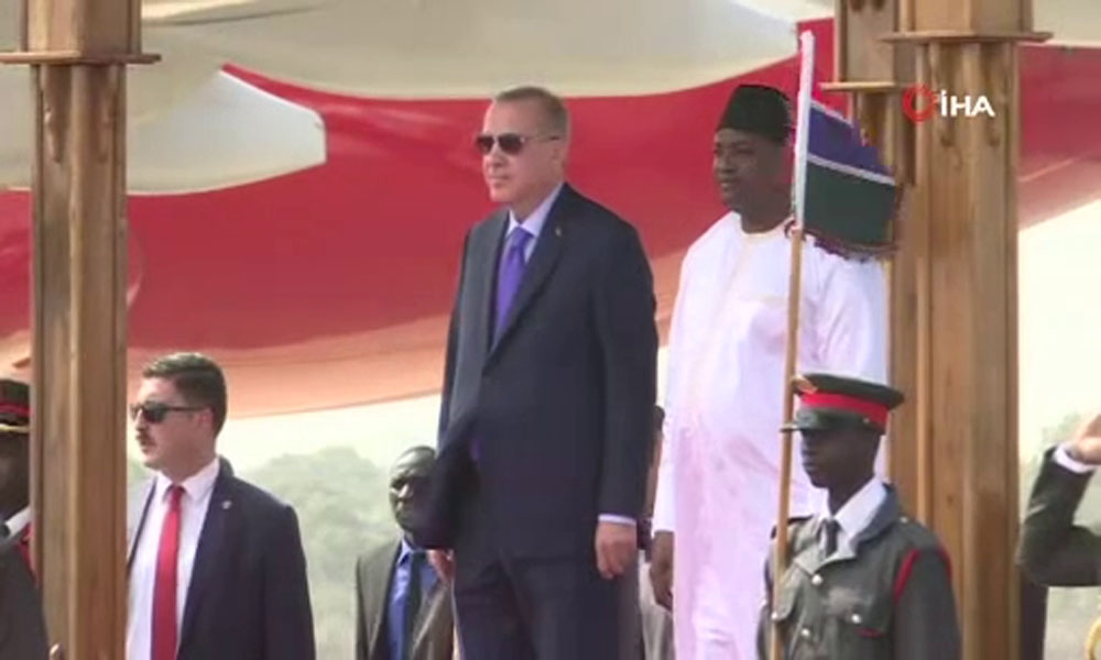 Cumhurbaşkanı Erdoğan, Gambiya’da resmi törenle karşılandı