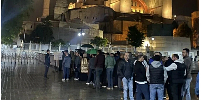 Cumhurbaşkanı Erdoğan'ın zaferi sonrası Ayasofya Camii'nde şükür namazı yoğunluğu...