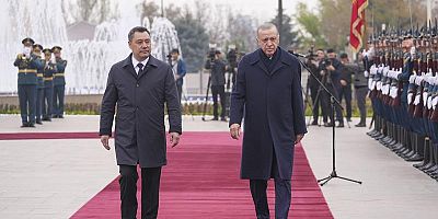Cumhurbaşkanı Erdoğan Kırgızistan'da resmi törenle karşılandı