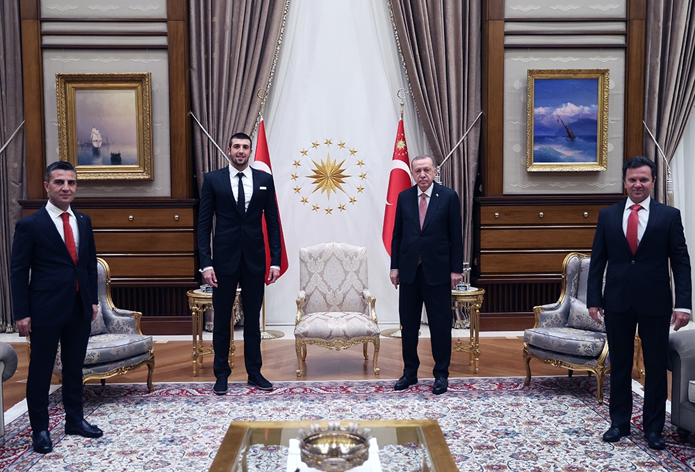 Cumhurbaşkanı Erdoğan, milli yüzücü Emre Sakçı‘yı kabul etti