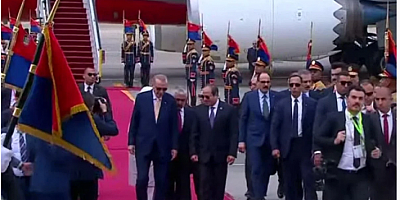 Cumhurbaşkanı Erdoğan Mısır'da! Sisi tarafından karşılandı