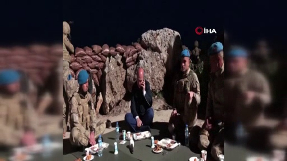 Cumhurbaşkanı Erdoğan Namaz Dağı üs bölgesindeki askerlerle görüştü