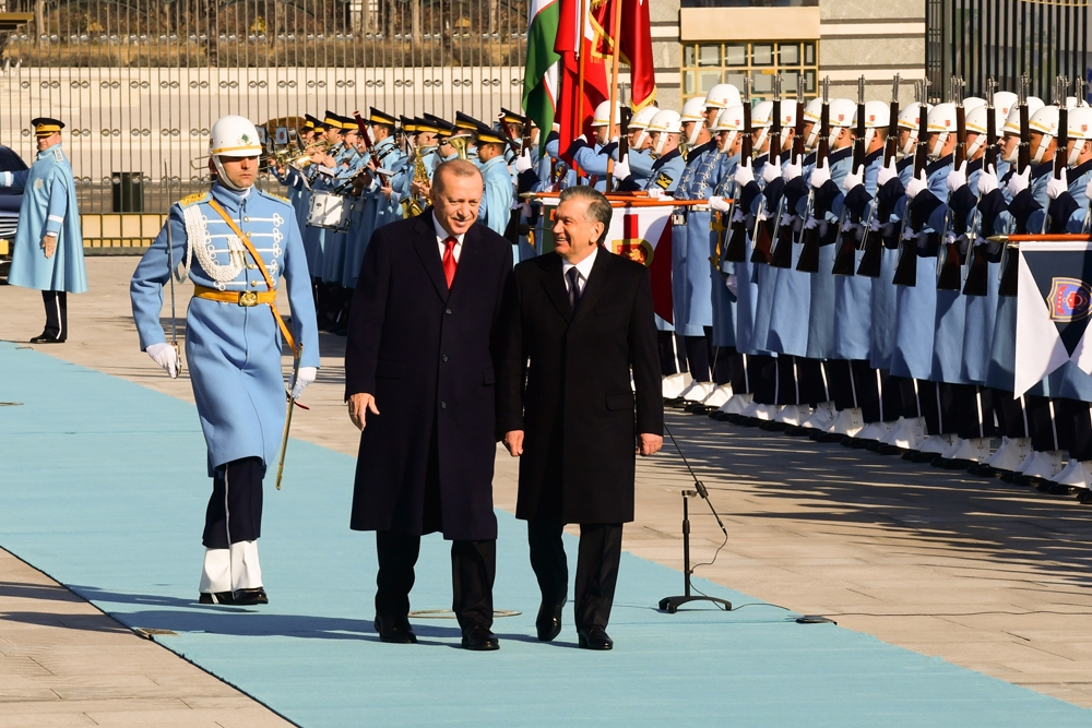 Cumhurbaşkanı Erdoğan, Özbek Cumhurbaşkanı Mirziyoyev’i resmi törenle karşıladı