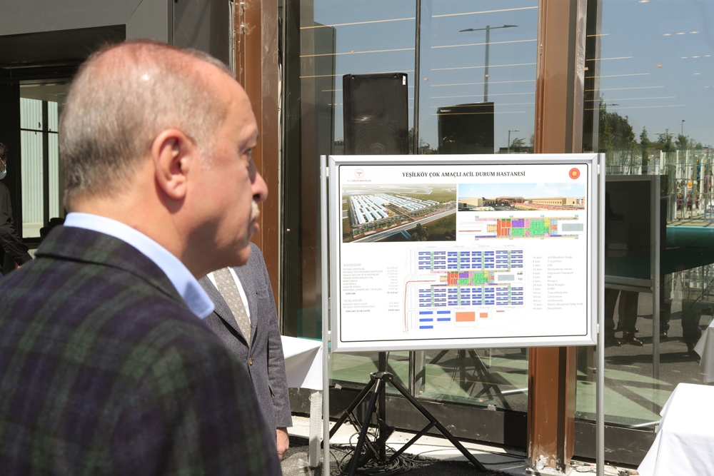 Cumhurbaşkanı Erdoğan, pandemi hastanelerinde incelemelerde bulundu