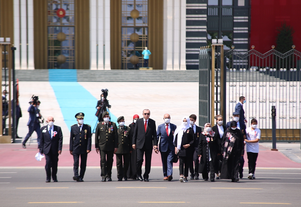 Cumhurbaşkanı Erdoğan şehit yakınları ve gazilerle birlikte 15 Temmuz Şehitler Abidesi’ne çiçek bıraktı