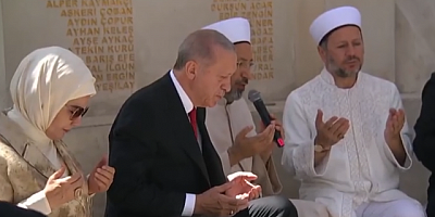 Cumhurbaşkanı Erdoğan Şehitler Makamı'nı ziyeret edip Kuran-ı Kerim okudu