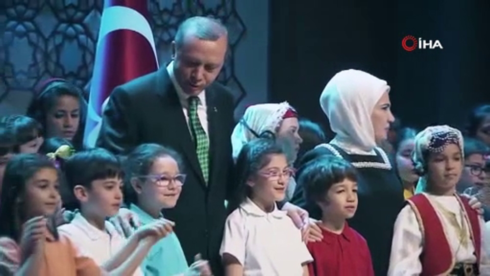 Cumhurbaşkanı Erdoğan, şiirle gençlere seslendi