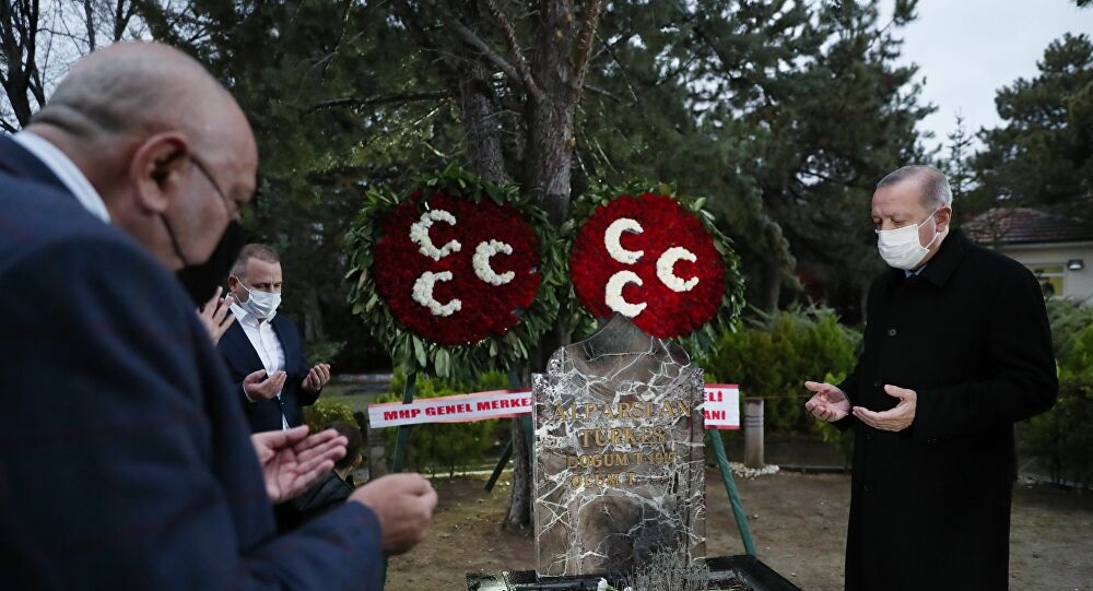 Cumhurbaşkanı Erdoğan, Türkeş’in kabrini ziyaret etti
