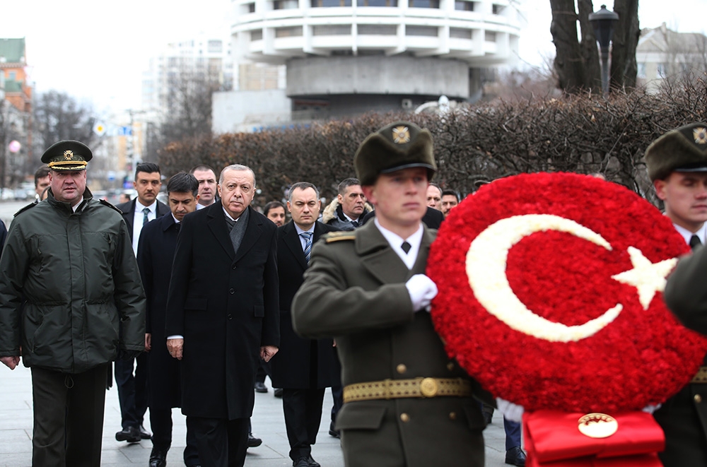 Cumhurbaşkanı Erdoğan, Ukrayna’da Meçhul Asker Anıtı’nı ziyaret etti