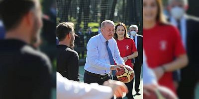 Cumhurbaşkanı Erdoğan, Ümraniye Millet Bahçesi'nde gençlerle basketbol oynadı