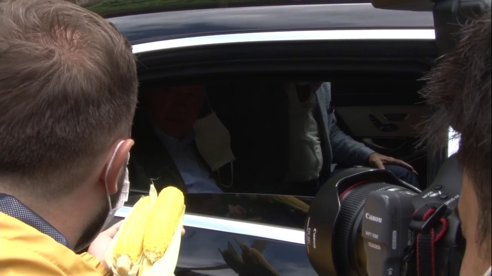 Cumhurbaşkanı Erdoğan’dan Ayder Yaylası yolunda basın mensuplarına mısır ikramı