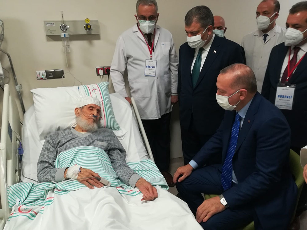 Cumhurbaşkanı Erdoğan’dan Fethi Sekin’in babası ile kanaat önderi Nazırlı’ya hastanede ziyaret