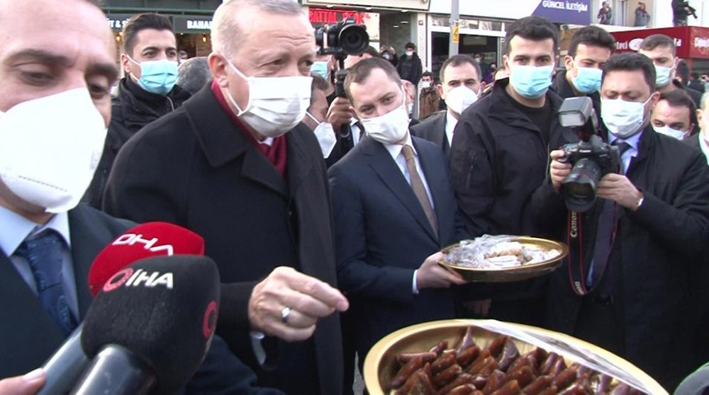 Cumhurbaşkanı Erdoğan’dan gazetecilere sucuk şekeri ve pestil ikramı