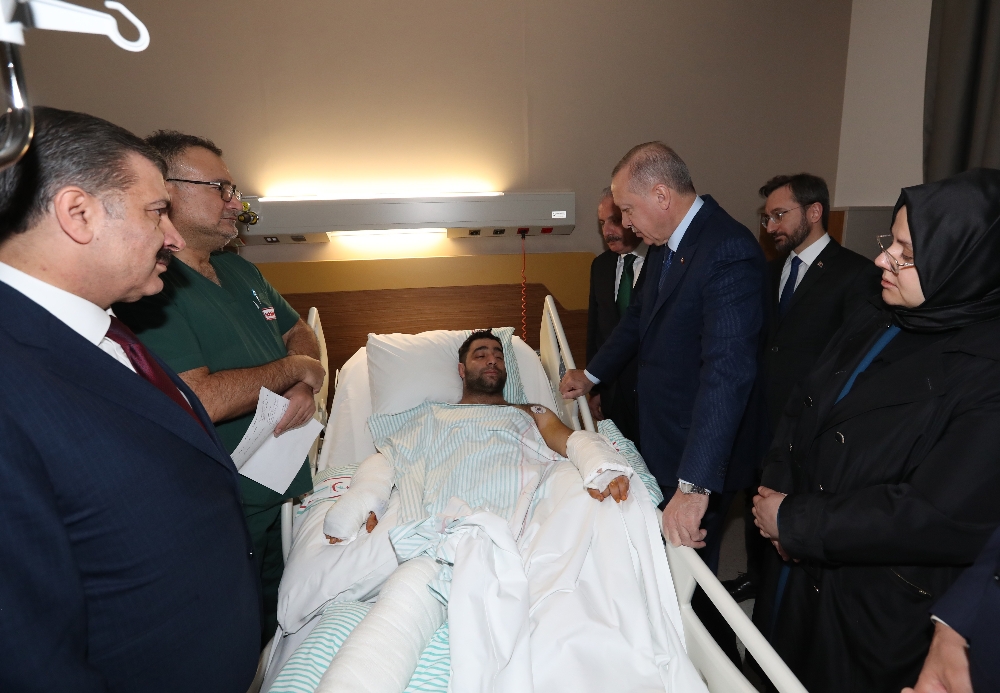 Cumhurbaşkanı Erdoğan’dan hastanedeki depremzedelere ziyaret