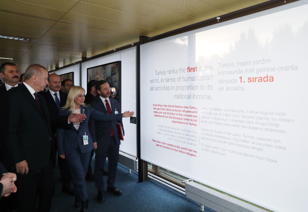 Cumhurbaşkanı Erdoğan,hayat Devam Ediyor, Sanat Devam Ediyor Sergisini Gezdi