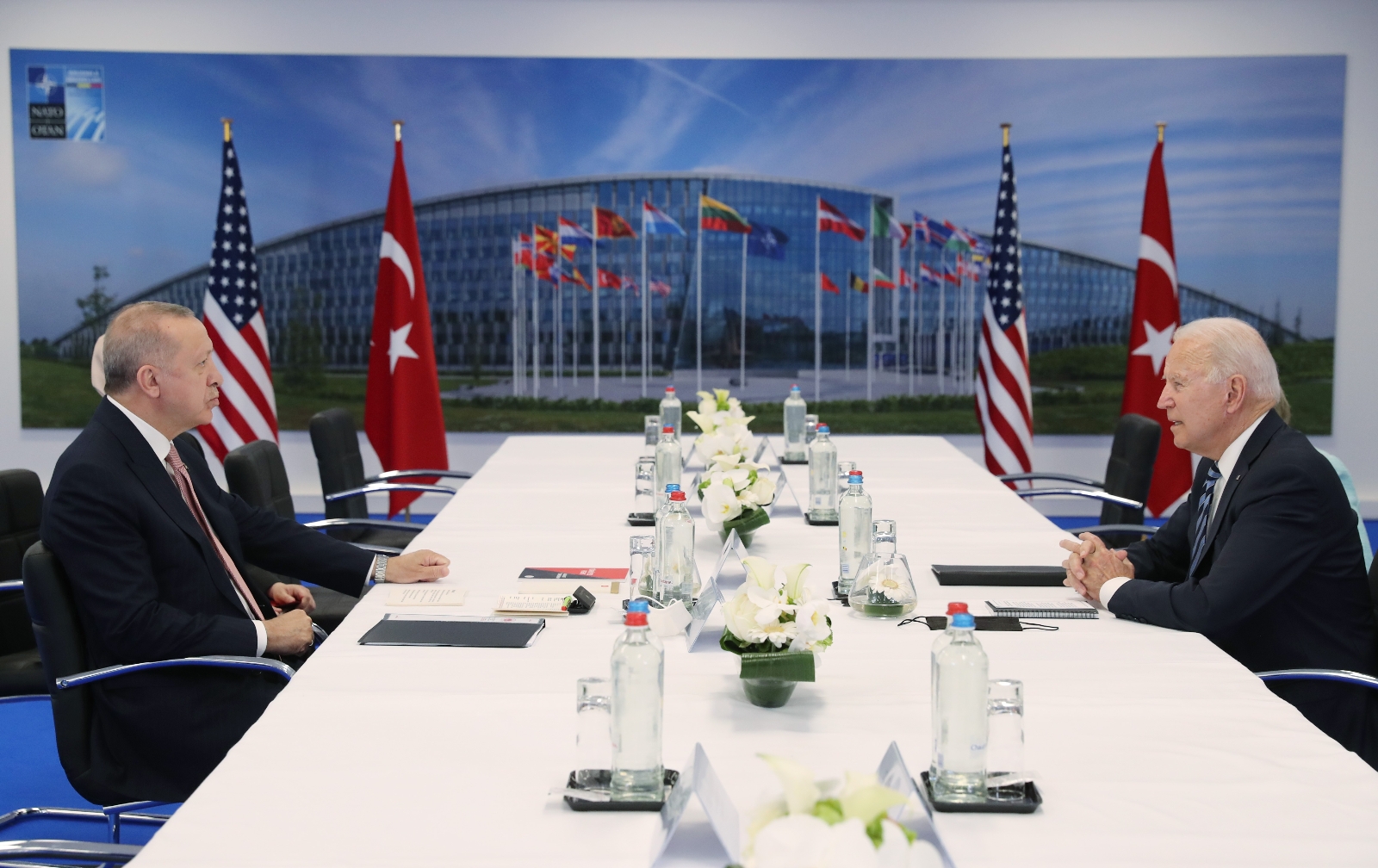 Cumhurbaşkanı Erdoğan’ın ABD Başkanı Biden ile görüşmesinde dikkat çeken kitap