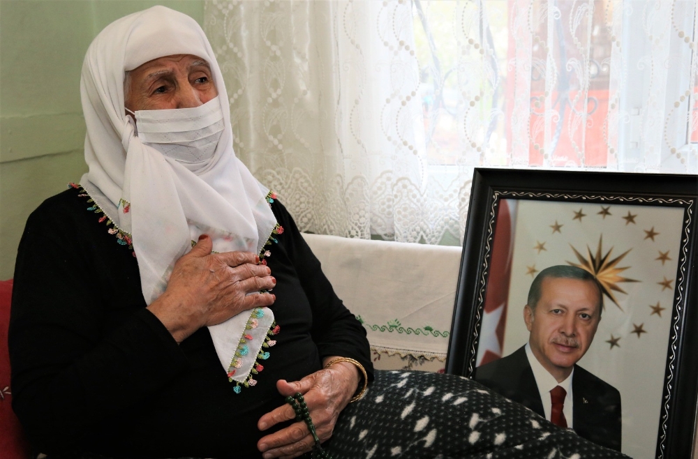 Cumhurbaşkanı Erdoğan’ın fotoğrafına sarılan nine gözyaşı döktü