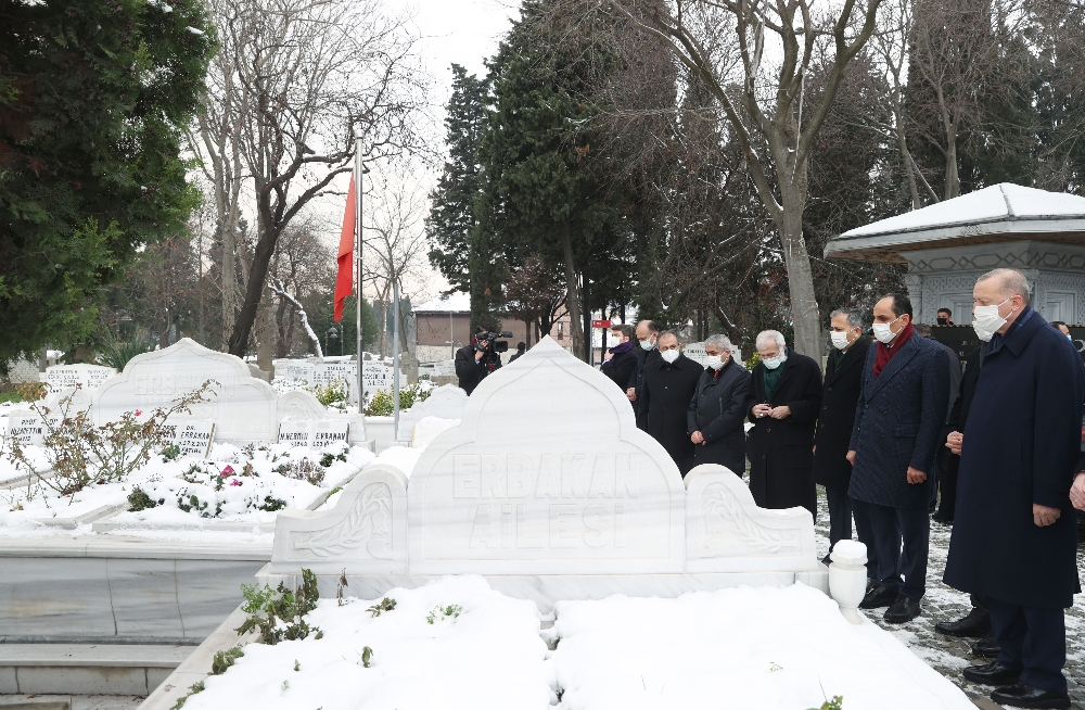 Cumhurbaşkanı Recep Tayyip Erdoğan, Prof. Dr. Necmettin Erbakan’ın kabrini ziyaret etti