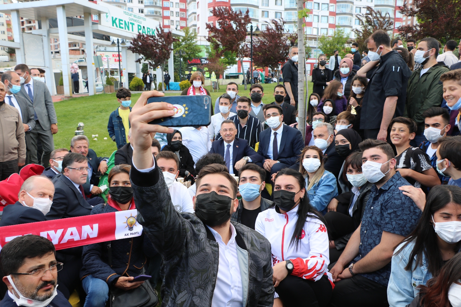 Cumhurbaşkanı Yardımcısı Oktay, gençlerle sohbet edip çay içti