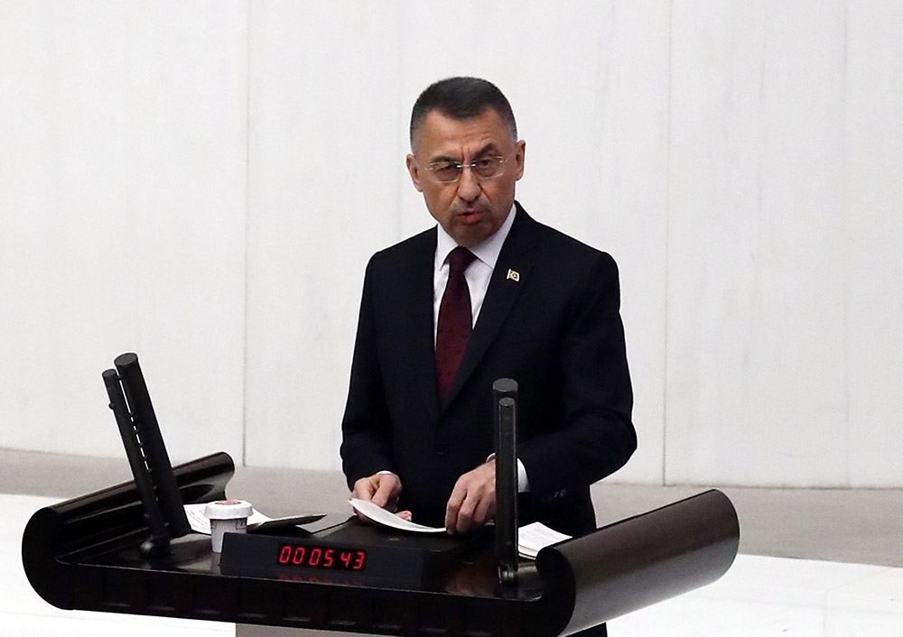 Cumhurbaşkanı Yardımcısı Oktay, kürsüde rahatsızlandı