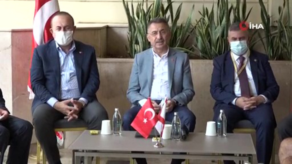 Cumhurbaşkanı Yardımcısı Oktay ve Bakan Çavuşoğlu, Türklerin yaşadığı mahalleyi ziyaret etti