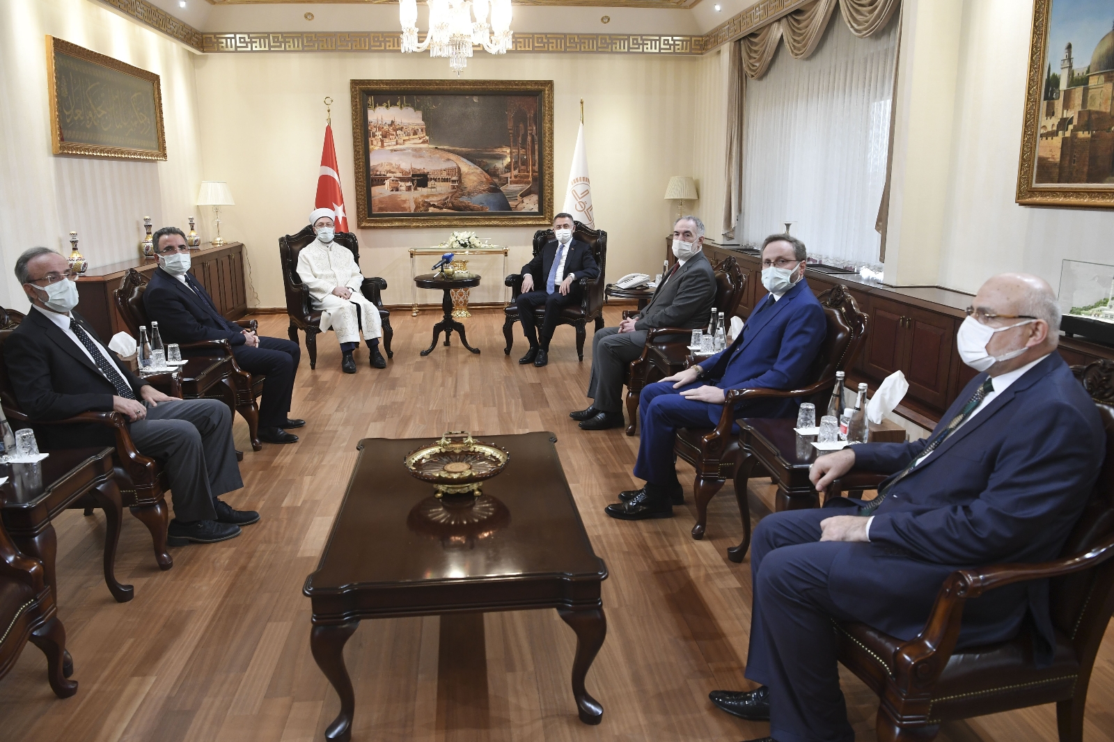 Cumhurbaşkanı Yardımcısı Oktay’dan Diyanet İşleri Başkanı Erbaş’a geçmiş olsun ziyareti