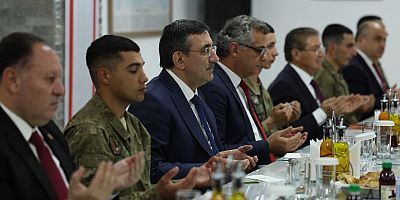 Cumhurbaşkanı Yardımcısı Yılmaz, KKTC'de Mehmetçikle iftar yaptı