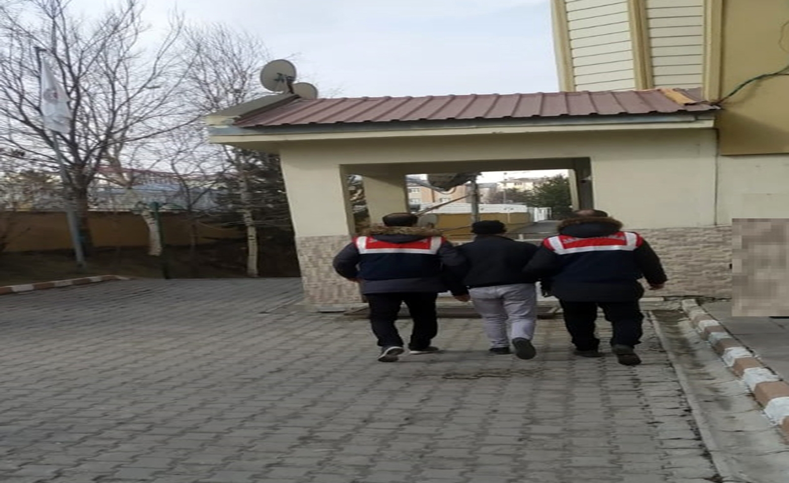 Cumhurbaşkanına hakarete ve terör örgütü propagandasına gözaltı