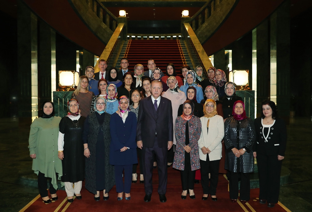 Cumhurbaşkanlığı Erdoğan Halı Dokuma Fabrikasında Çalışan Kadınları Kabul Etti