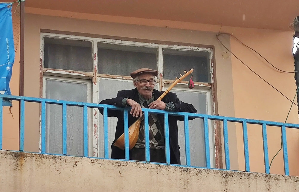 Curasının teline ’evde kalın’ demek için vurdu