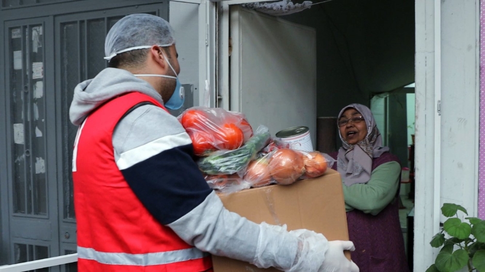 CZN Burak, dışarıya çıkamayan yüzlerce yaşlı vatandaşa yardım kolisi dağıttı