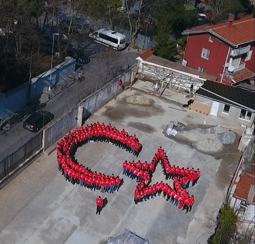 CZN Burak’tan ay yıldızlı koreografiyle Mehmetçiğe selam