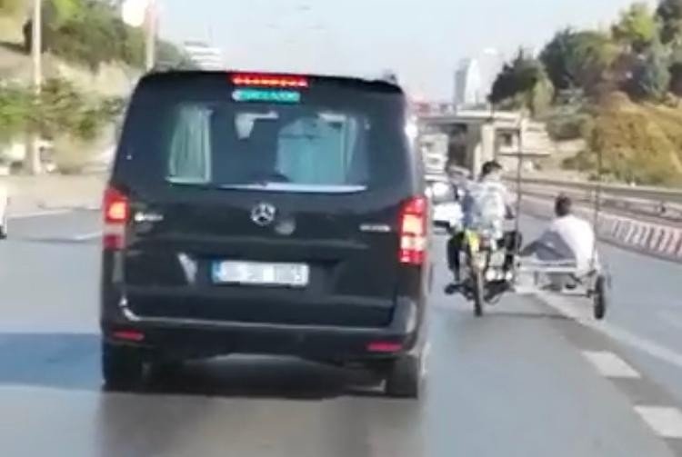 D-100 Karayolu’nda sepetli motosiklet ile tehlikeli yolculuk